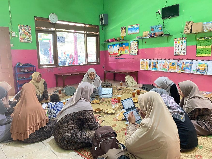 Tim Hibah MBKM UNS 2024 Kenalkan Inovasi Pembuatan E-book dari Canva kepada Guru TK Aisyiyah 1 Sawahan 1 Tim Hibah MBKM UNS 2024 Kenalkan Inovasi Pembuatan E-book dari Canva kepada Guru TK Aisyiyah 1 Sawahan