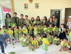 Mahasiswa UPN Veteran Jatim Kembangkan Keterampilan Motorik Anak-Anak PAUD Ceria Melalui Program Membuat Kepala Singa dari Bahan Alam