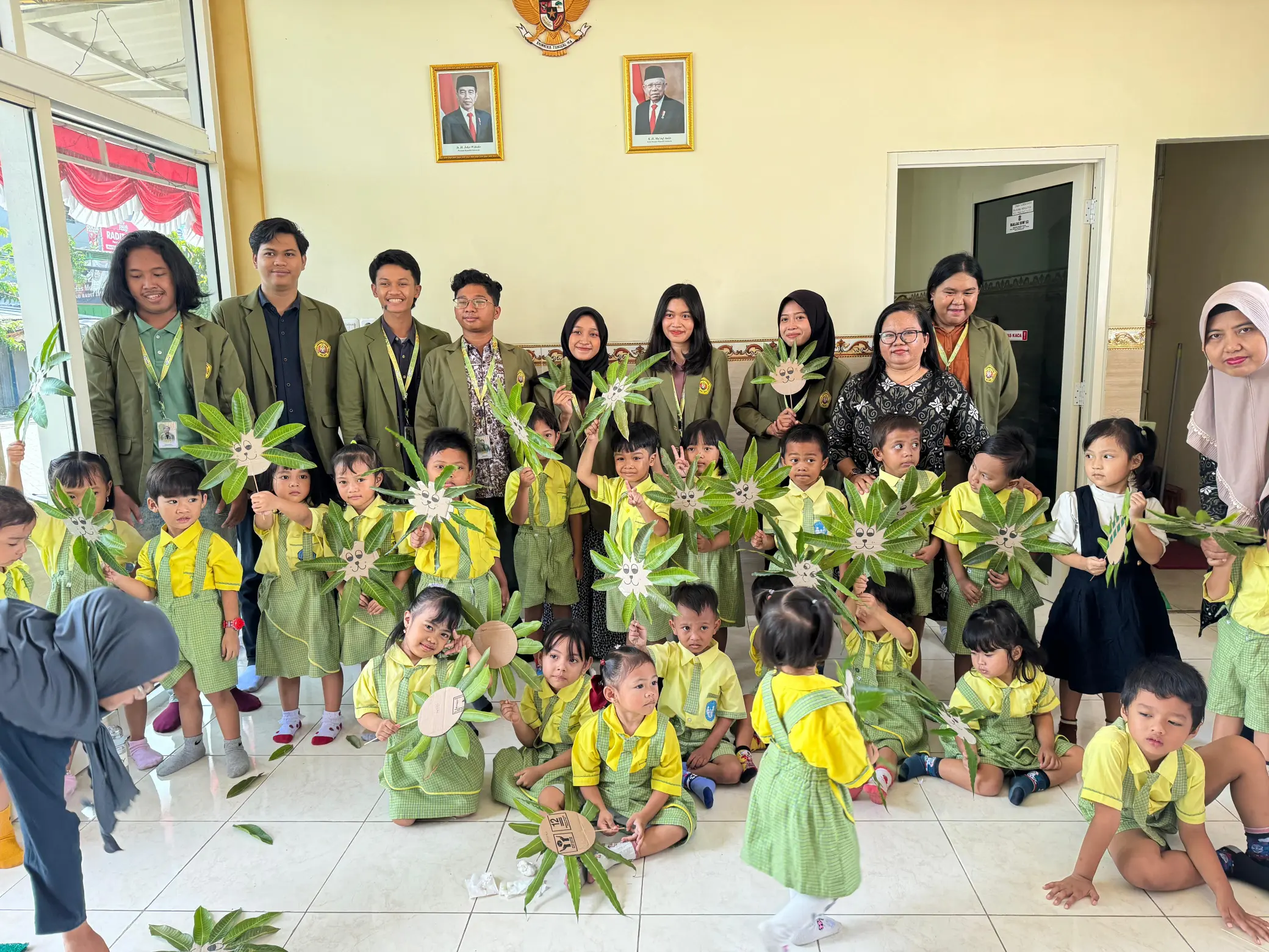 Mahasiswa UPN Veteran Jatim Kembangkan Keterampilan Motorik Anak-Anak PAUD Ceria Melalui Program Membuat Kepala Singa dari Bahan Alam