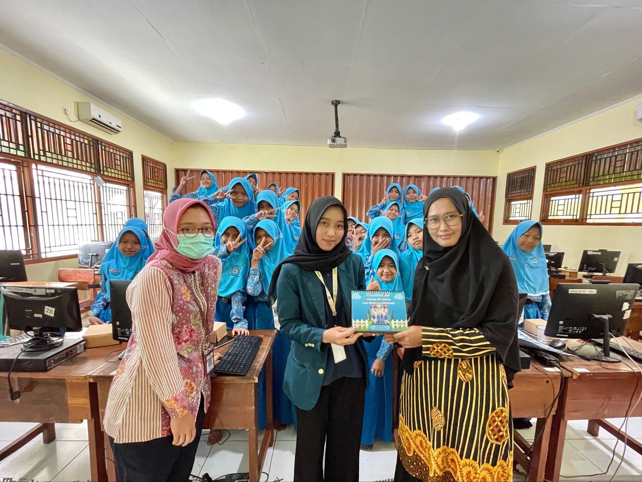 Mahasiswa KKN Tematik UNDIP Lakukan Edukasi Kesehatan Reproduksi Remaja dan Personal Hygiene di SMP Negeri 15 Pekalongan