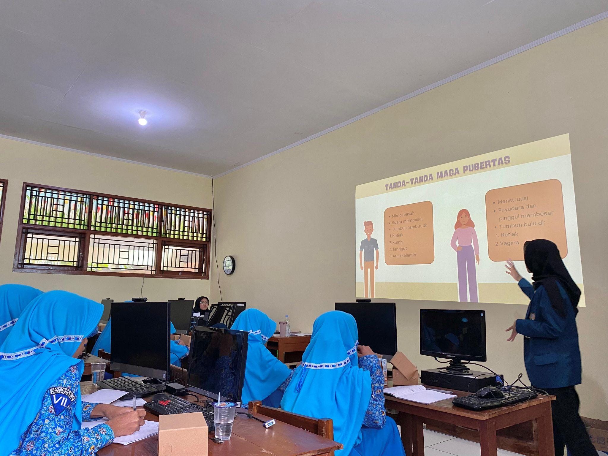 Mahasiswa KKN Tematik UNDIP Lakukan Edukasi Kesehatan Reproduksi Remaja dan Personal Hygiene di SMP Negeri 15 Pekalongan