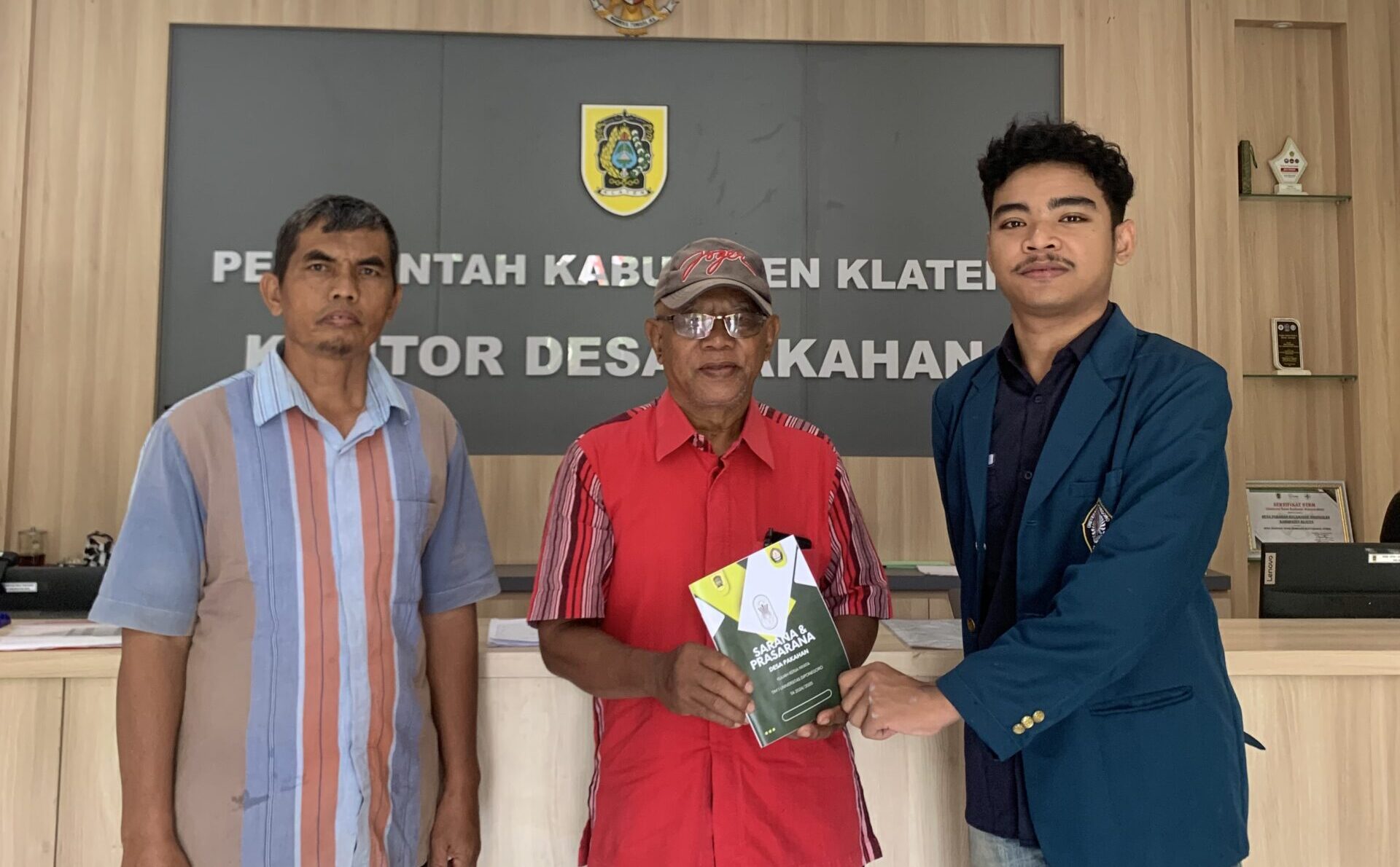 Kembangkan Branding Desa Pakahan, Mahasiswa KKN UNDIP Hadirkan Booklet Informasi Peta Sarana & Prasarana Desa Pakahan