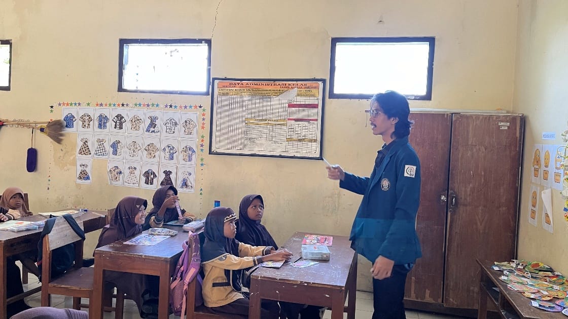 Mahasiswa KKN UNDIP Lakukan Pembuatan dan Pengelaborasian Poster “Hemat Energi” kepada Siswa SDN 02 Jogoprayan, Gantiwarno, Klaten