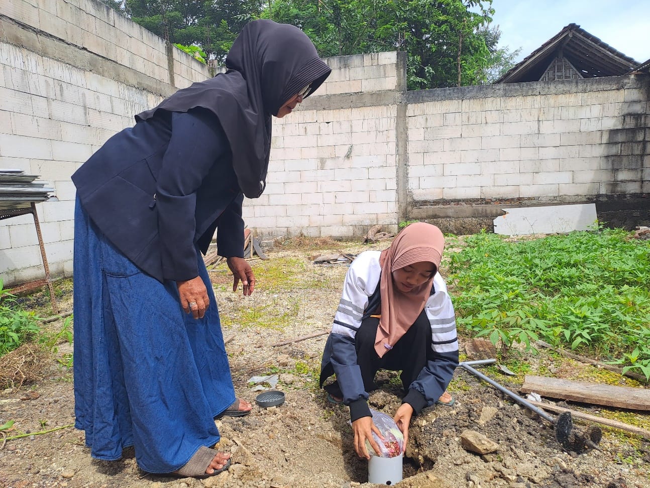 Dukung Konservasi Tanah dan Pemanfaatan Limbah Organik, Mahasiswa KKN UNDIP Kenalkan Konsep Pembuatan Biopori 1 Dukung Konservasi Tanah dan Pemanfaatan Limbah Organik, Mahasiswa KKN UNDIP Kenalkan Konsep Pembuatan Biopori