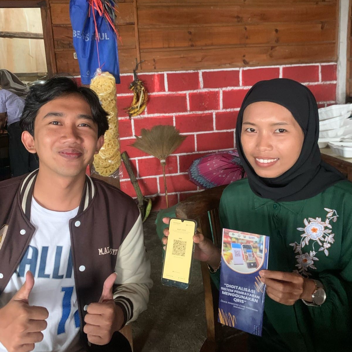 Transaksi Makin Mudah dengan QRIS, Mahasiswa KKN Tematik UNDIP Edukasi dan Digitalisasi UMKM & Warung di Desa Kembanglangit