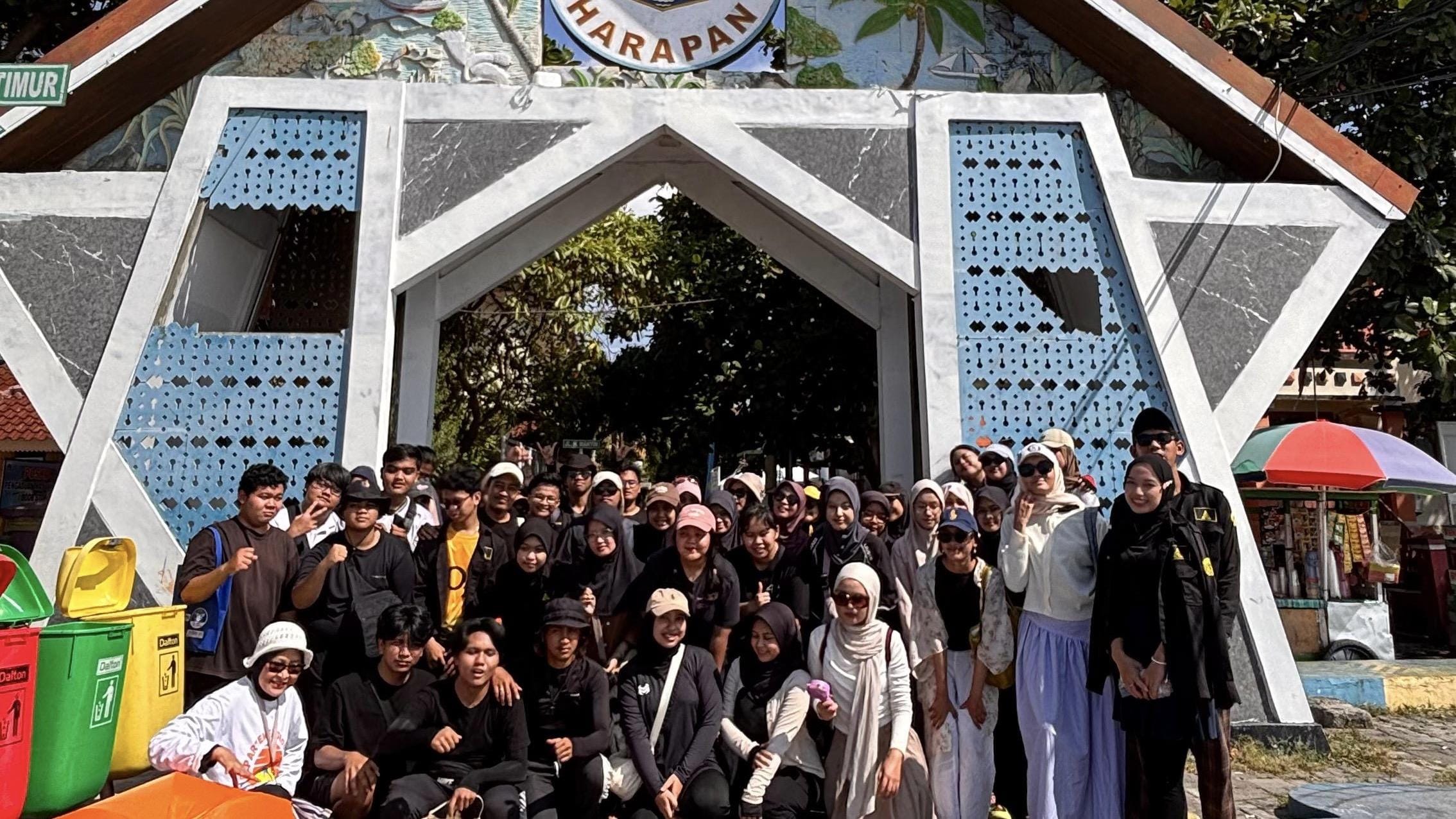 Sivitas Akademika UI Laksanakan Pengabdian Masyarakat Lewat Monitoring Dinamika Bentuk Lahan Pantai di Kepulauan Seribu