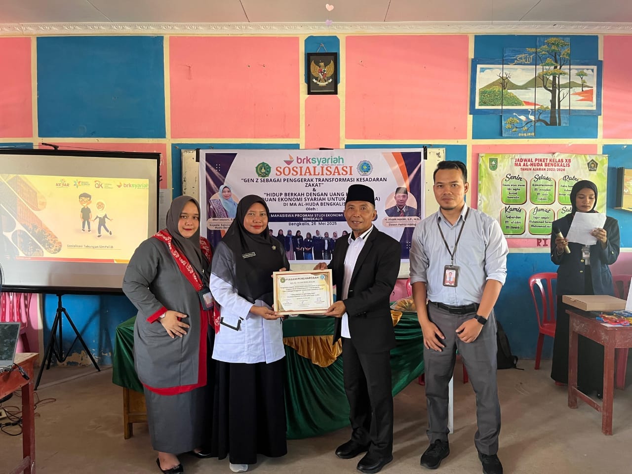 Kolaborasi Literasi Keuangan Syariah Bersama Mahasiswa, Dosen dan Dunia Usaha di MAS AL-HUDA Bengkalis 1 C:\Users\TOSHIBA\Downloads\WhatsApp Image 2025-05-26 at 17.04.59.jpeg
