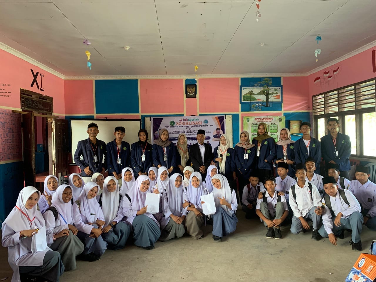 Kolaborasi Literasi Keuangan Syariah Bersama Mahasiswa, Dosen dan Dunia Usaha di MAS AL-HUDA Bengkalis 3 C:\Users\TOSHIBA\Downloads\WhatsApp Image 2025-05-26 at 17.04.59 (2).jpeg