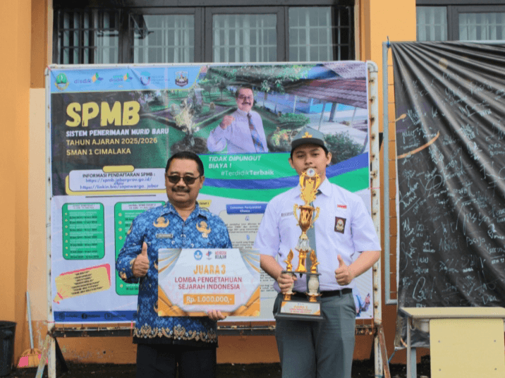 Siswa SMA Negeri 1 Cimalaka Raih Juara 3 Nasional di Bidang Sejarah Indonesia yang Diselenggarakan BEM UNAIR 1 Siswa SMA Negeri 1 Cimalaka Raih Juara 3 Nasional di Bidang Sejarah Indonesia yang Diselenggarakan BEM UNAIR