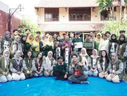 Langkah Maju untuk Pertanian Berkelanjutan di Pradah Kalikendal, Mahasiswa KKN UPN Veteran Jatim Hadirkan Sistem Vertikultur dan Website Profil bagi Kelompok Tani Kemuning Makmur