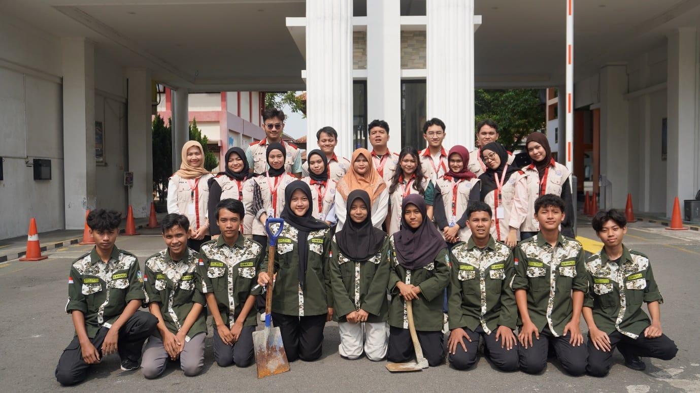 Tabung Sampah, Dapat Bibit dan Benih! Mahasiswa KKN-T Tim 53 UNDIP Dorong Sekolah Adiwiyata Mandiri Lingkungan 1 Tabung Sampah, Dapat Bibit dan Benih! Mahasiswa KKN-T Tim 53 UNDIP Dorong Sekolah Adiwiyata Mandiri Lingkungan