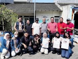 Mahasiswa KKN-T UNDIP Olah Limbah Dapur Jadi Eco-Enzyme di RW 05 Plamongansari