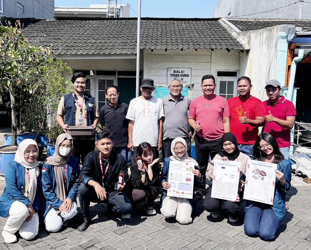 Mahasiswa KKN-T UNDIP Olah Limbah Dapur Jadi Eco-Enzyme di RW 05 Plamongansari 1 Mahasiswa KKN-T UNDIP Olah Limbah Dapur Jadi Eco-Enzyme di RW 05 Plamongansari