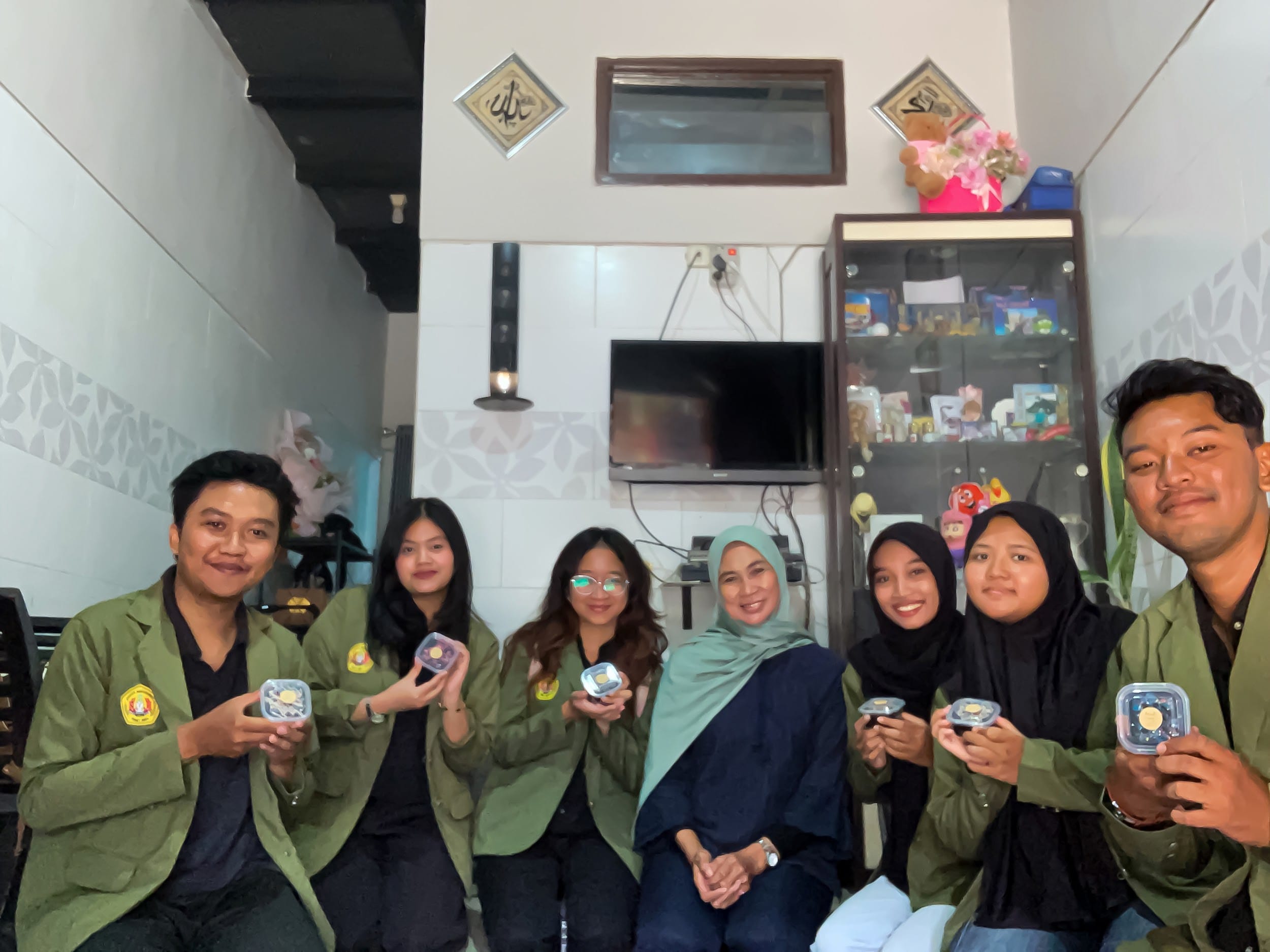 Mahasiswa KKN Kelompok 101 UPN Veteran Jatim Beri Pendampingan Pemasaran Digital kepada Toko Viva Al-Fazza di Kelurahan Kupang Krajan Surabaya 1 Mahasiswa KKN Kelompok 101 UPN Veteran Jatim Beri Pendampingan Pemasaran Digital kepada Toko Viva Al-Fazza di Kelurahan Kupang Krajan Surabaya