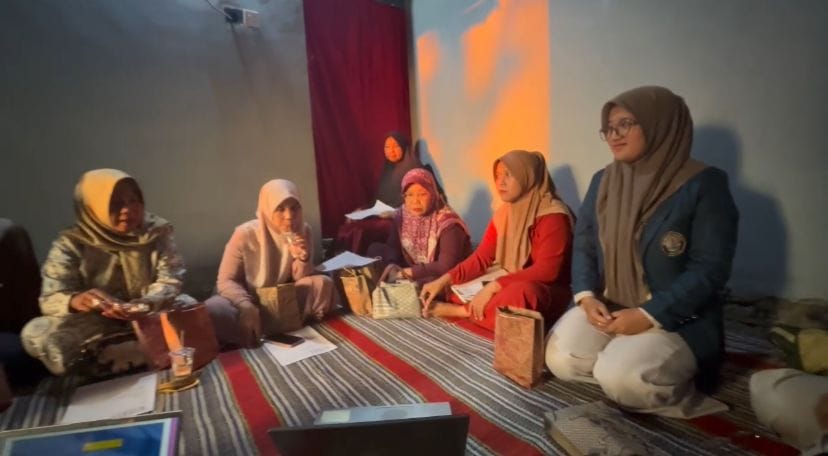 Catat Keuangan Kini Praktis! Mahasiswa KKN-T Tim 105 Undip Dampingi UMKM & Ibu PKK Plamongansari Gunakan Aplikasi SIAPIK