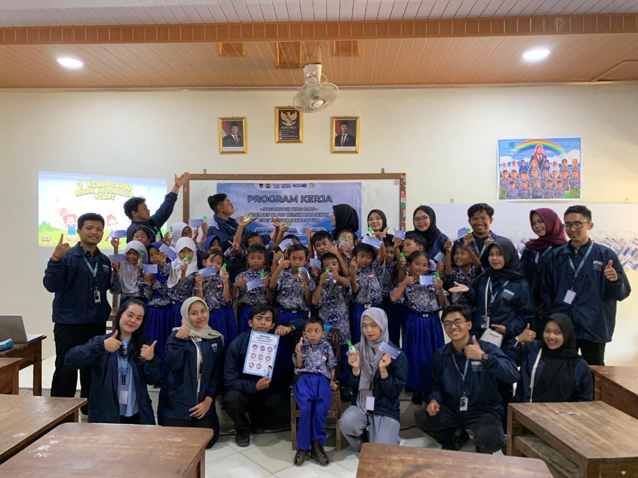 Penerapan PHBS melalui Cuci Tangan Pakai Sabun, Mahasiswa KKN Universitas PGRI Semarang Ajak Siswa SDN 2 Karimunjawa Hidup Sehat 1 Penerapan PHBS melalui Cuci Tangan Pakai Sabun, Mahasiswa KKN Universitas PGRI Semarang Ajak Siswa SDN 2 Karimunjawa Hidup Sehat