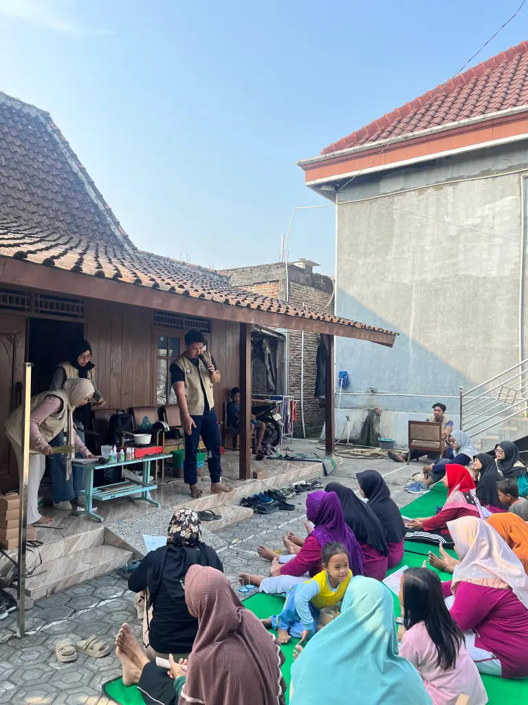 Mahasiswa KKN UNDIP Gelar Sosialisasi dan Demonstrasi Pembuatan Desinfektan Alami Berbahan Tanaman Serai