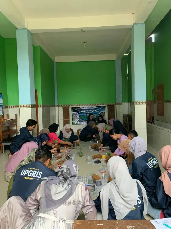 Mahasiswa KKN UPGRIS Kelompok 1 Ajak Warga Karimunjawa Sulap Serabut Kelapa Jadi Cocodama