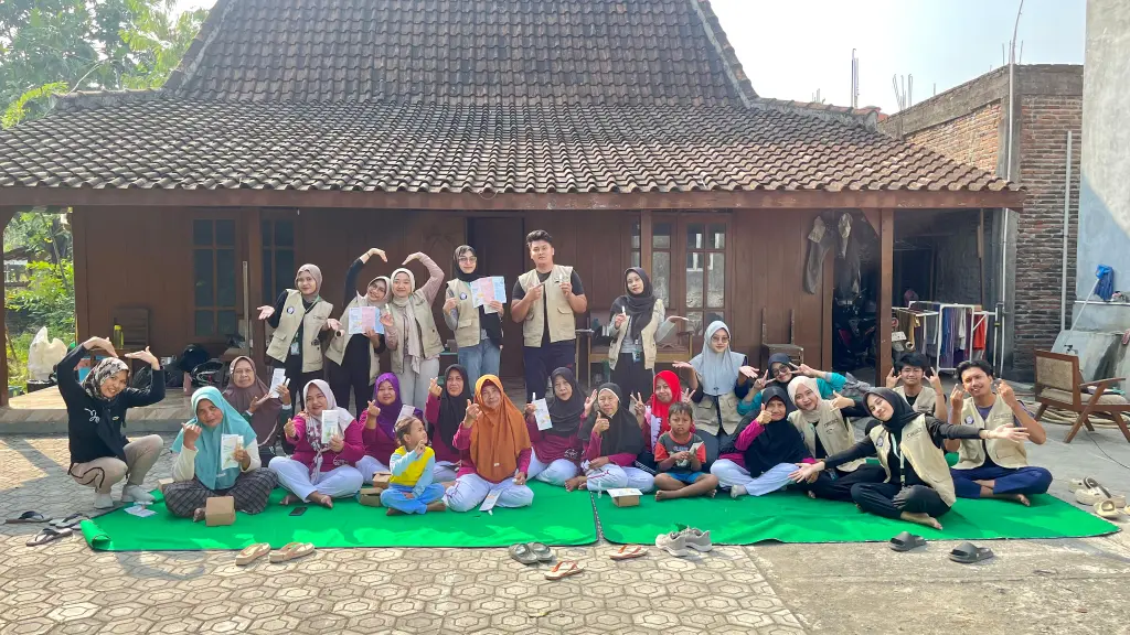 Mahasiswa KKN UNDIP Gelar Sosialisasi dan Demonstrasi Pembuatan Desinfektan Alami Berbahan Tanaman Serai