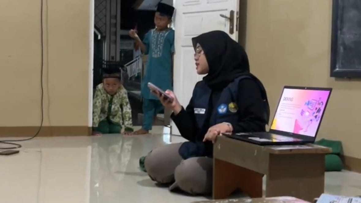 Remaja Desa Tumbrep Belajar Jadi “Cerdas Digital”: Waspada Hoax dan Lindungi Data Pribadi 2 Remaja Desa Tumbrep Belajar Jadi “Cerdas Digital”: Waspada Hoax dan Lindungi Data Pribadi