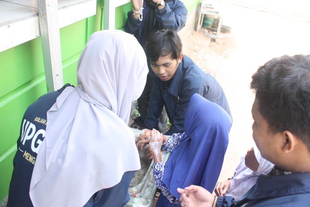 Penerapan PHBS melalui Cuci Tangan Pakai Sabun, Mahasiswa KKN Universitas PGRI Semarang Ajak Siswa SDN 2 Karimunjawa Hidup Sehat 2 Penerapan PHBS melalui Cuci Tangan Pakai Sabun, Mahasiswa KKN Universitas PGRI Semarang Ajak Siswa SDN 2 Karimunjawa Hidup Sehat