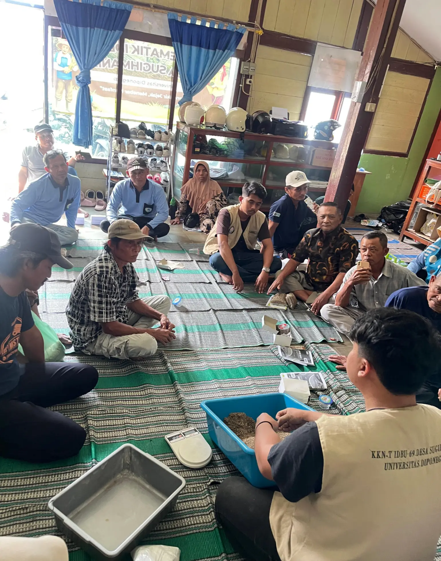 Mahasiswa KKN UNDIP Gelar Sosialisasi dan Demonstrasi Pembuatan Konsentrat Ternak Sapi dan Kambing Penggemukan di Desa Sugihmanik