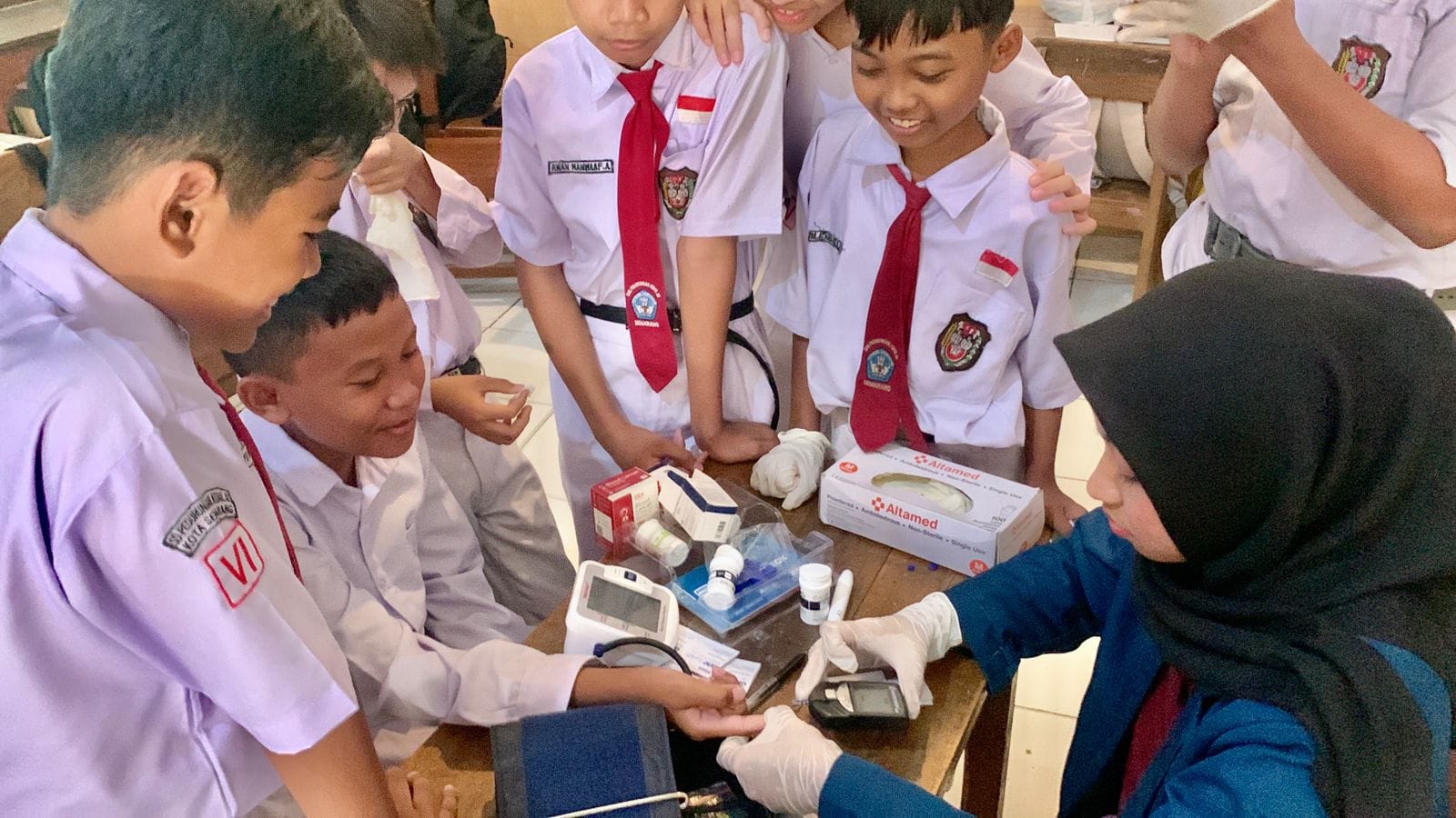 Langkah Sehat dari Bangku Sekolah, Mahasiswa KKN-T Tim 104 UNDIP Ajak Siswa SDN Pedurungan Kidul 02 Peduli Terhadap Tekanan Darah dan Gula Darah Sejak Dini 2 Langkah Sehat dari Bangku Sekolah, Mahasiswa KKN-T Tim 104 UNDIP Ajak Siswa SDN Pedurungan Kidul 02 Peduli Terhadap Tekanan Darah dan Gula Darah Sejak Dini