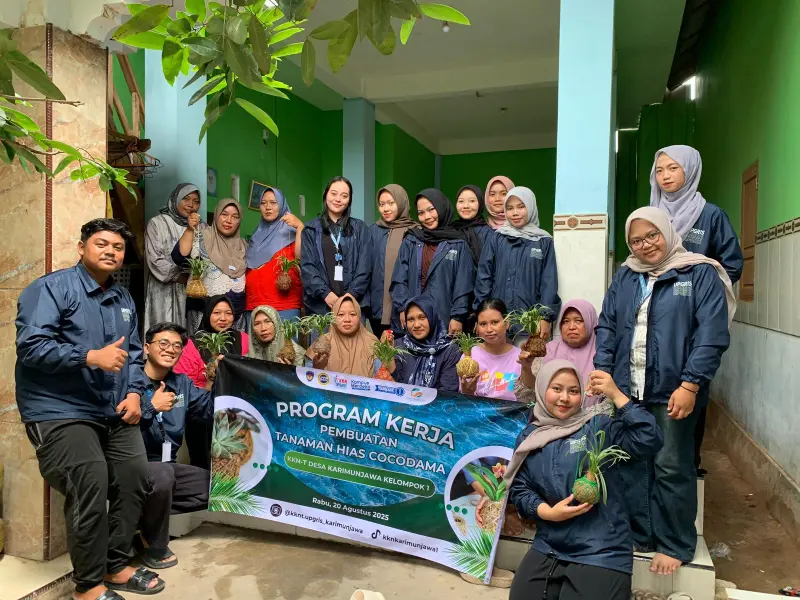 Mahasiswa KKN UPGRIS Kelompok 1 Ajak Warga Karimunjawa Sulap Serabut Kelapa Jadi Cocodama