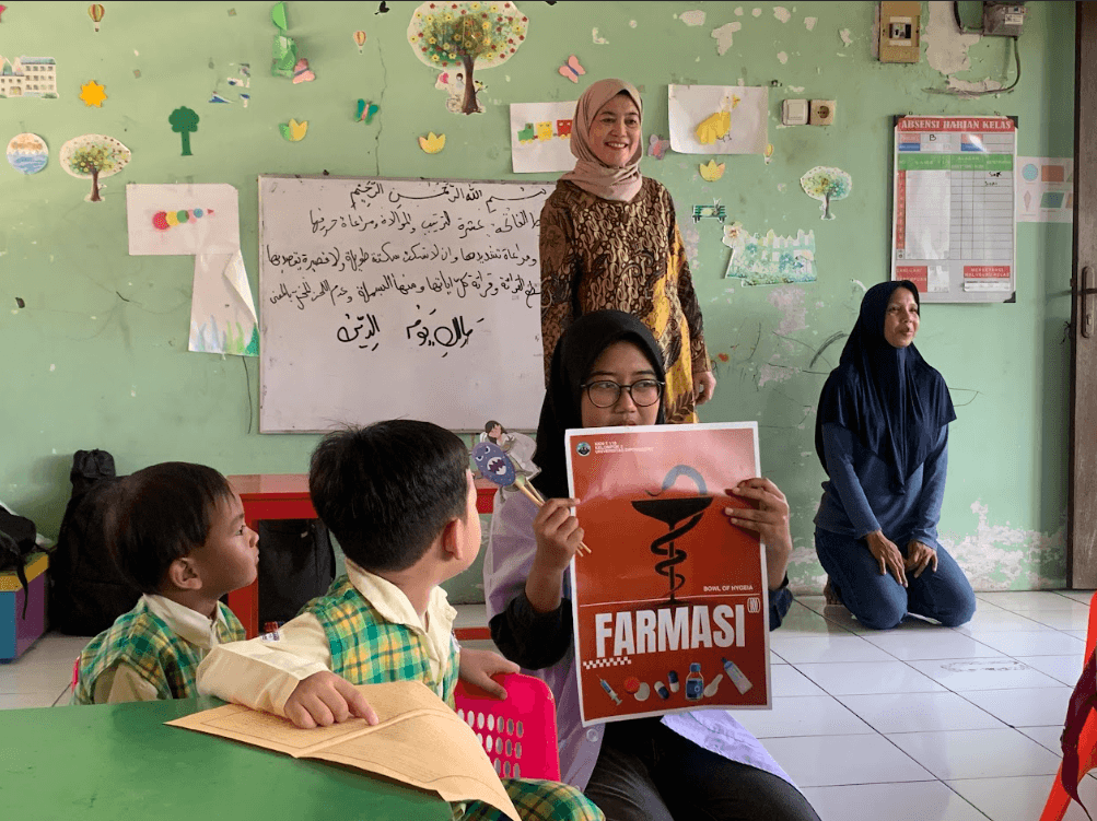 Peran Mahasiswa Kelompok 2 KKN-T Tim 118 UNDIP 2025 sebagai Pondasi Perkembangan Anak PAUD Teratai Bangsa