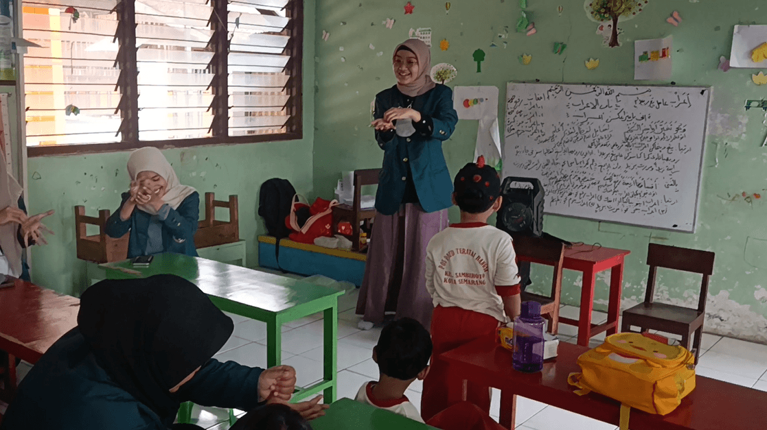 Peran Mahasiswa Kelompok 2 KKN-T Tim 118 UNDIP 2025 sebagai Pondasi Perkembangan Anak PAUD Teratai Bangsa