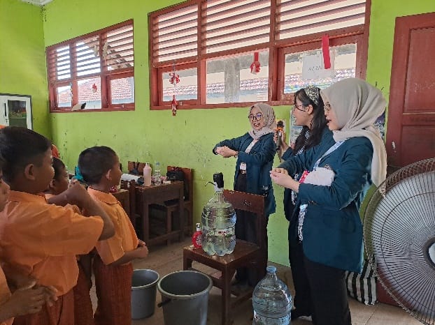 Mahasiswa KKN-T 164 Undip Ajak Siswa SD Kenali Bencana Banjir dan Pentingnya Cuci Tangan