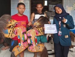 Dukung Pengrajin Lokal, Mahasiswa KKN IDBU 22 UNDIP Bantu Digitalisasi Eksistensi Bisnis Pengrajin Kuda Lumping