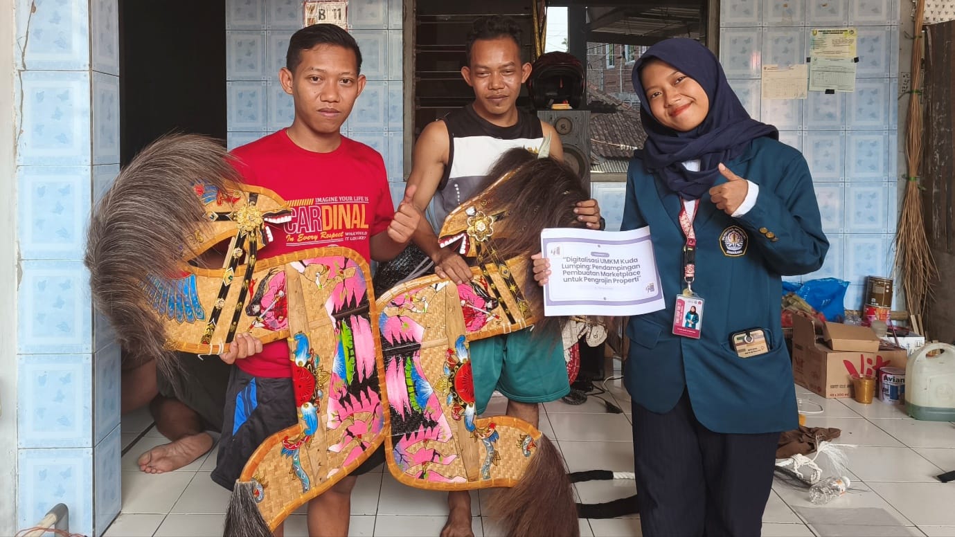 Dukung Pengrajin Lokal, Mahasiswa KKN IDBU 22 UNDIP Bantu Digitalisasi Eksistensi Bisnis Pengrajin Kuda Lumping