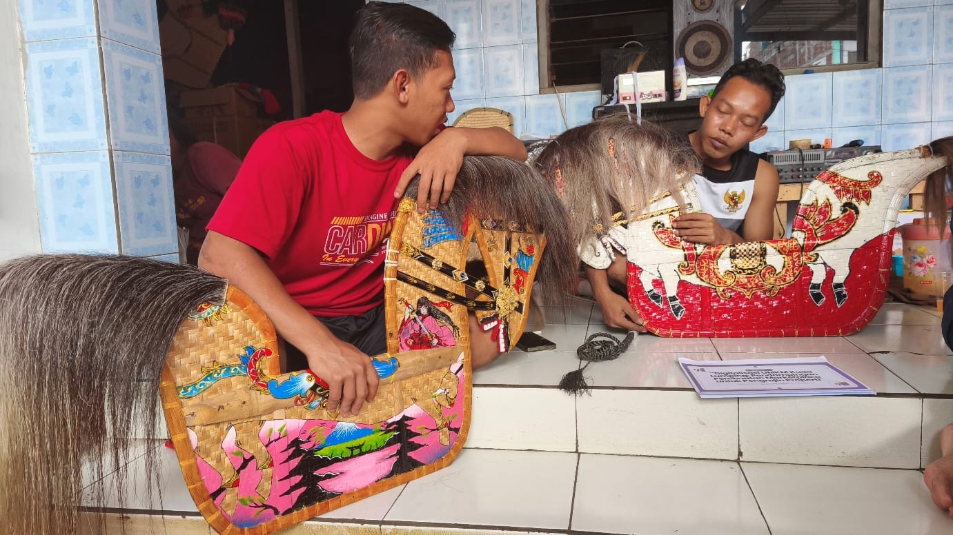 Dukung Pengrajin Lokal, Mahasiswa KKN IDBU 22 UNDIP Bantu Digitalisasi Eksistensi Bisnis Pengrajin Kuda Lumping