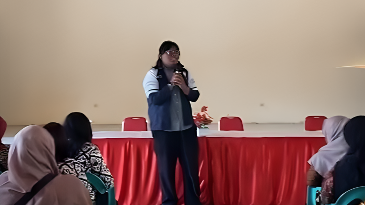 Mahasiswa KKN-T 110 UNDIP Lakukan Edukasi mengenai Sosial Media pada Warga Kelurahan Pudakpayung