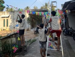 Mahasiswa KKN UPGRIS Turun Tangan Bantu Kerja Bakti Warga Dukuh Kapuran Sambut Lomba Kebersihan Karimunjawa Menjelang HUT RI ke-80