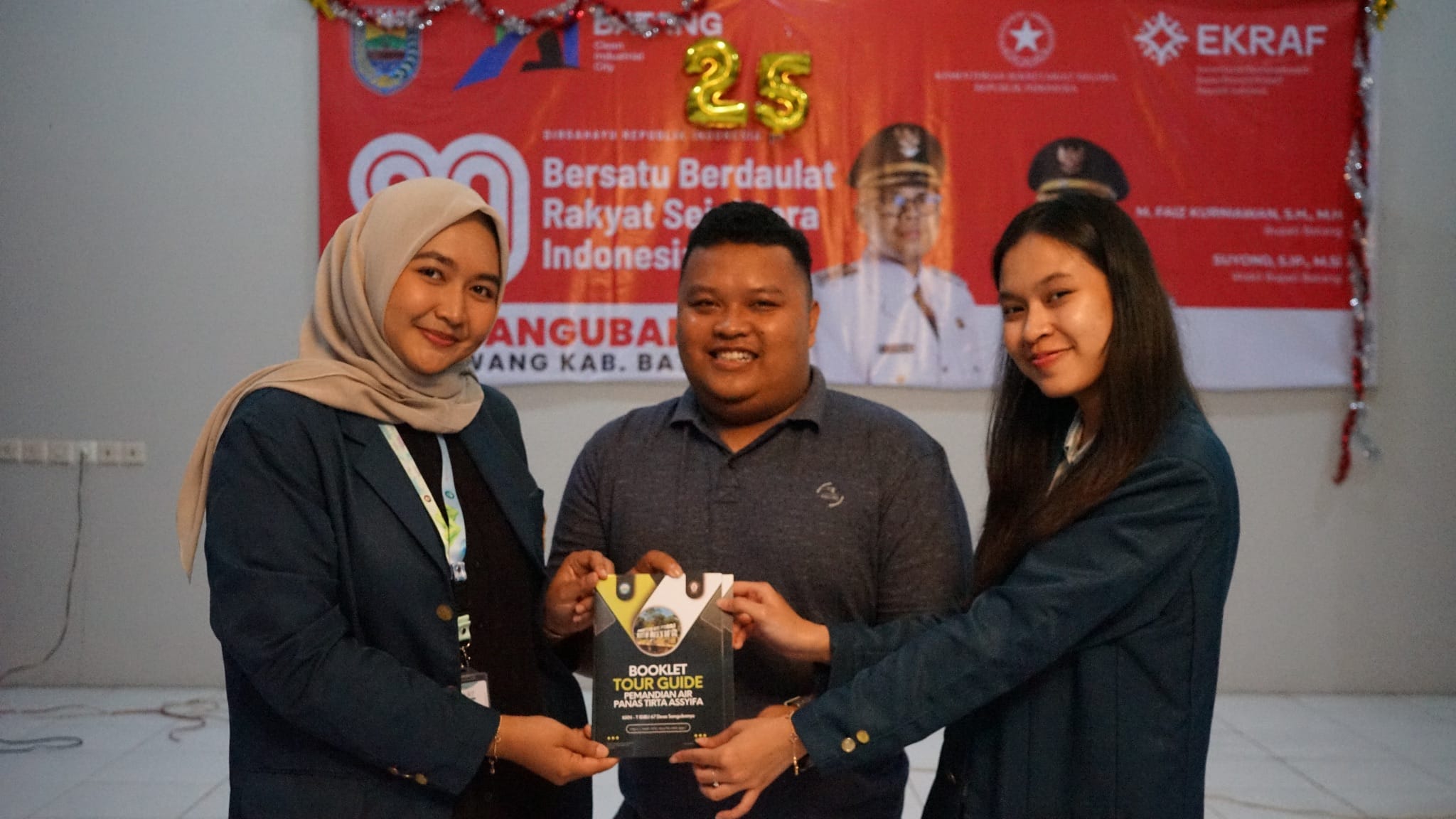 Mahasiswa KKN-T IDBU 67 UNDIP Dukung Kolaborasi Karang Taruna dan Pokdarwis Sangubanyu melalui Inovasi Buku Saku dan Booklet Tourguide Wisata Tirta Assyifa 2 Mahasiswa KKN-T IDBU 67 UNDIP Dukung Kolaborasi Karang Taruna dan Pokdarwis Sangubanyu melalui Inovasi Buku Saku dan Booklet Tourguide Wisata Tirta Assyifa