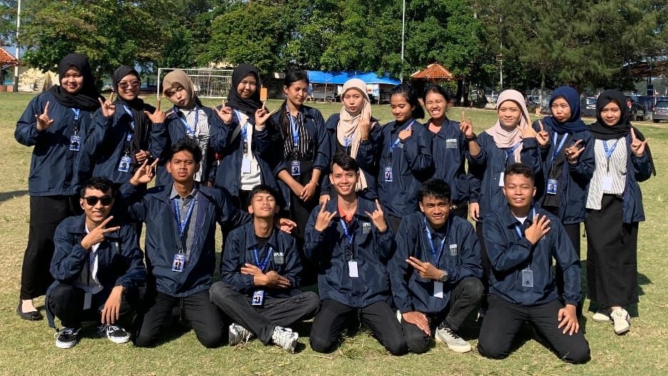 Mahasiswa KKN Universitas PGRI Semarang Dukuh Kapuran Ikut Upacara HUT ke-80 RI di Alun-Alun Karimunjawa