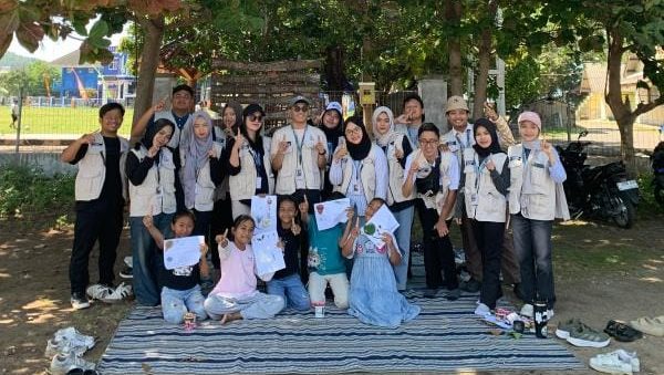 Mahasiswa KKN UPGRIS Ajak Anak-anak Mengenal Alam dan Bangun Datar Sambil Belajar Bahasa Inggris 1 Mahasiswa KKN UPGRIS Ajak Anak-anak Mengenal Alam dan Bangun Datar Sambil Belajar Bahasa Inggris
