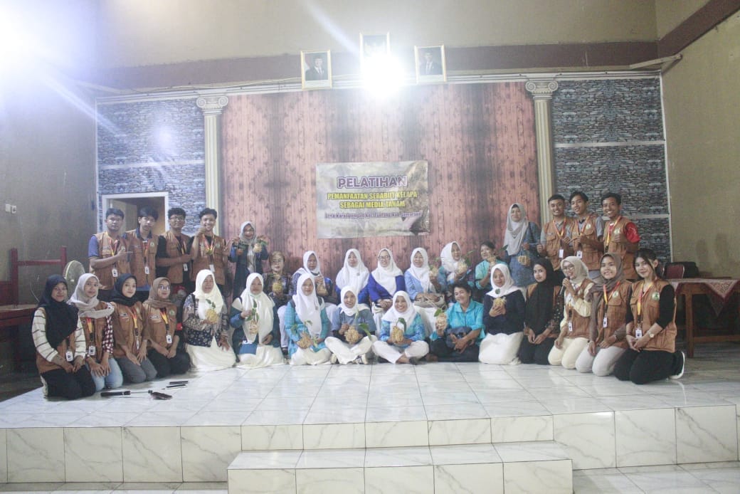 Mahasiswa KKN UPGRIS Kenalkan Pemanfaatan Serabut Kelapa sebagai Media Tanam Bersama Ibu-ibu PKK Desa Karangtengah 1 WhatsApp Image 2025-09-10 at 19.59.44