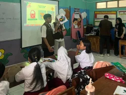 Mahasiswa KKN UPGRIS Kelompok 8 Ubah Sampah Jadi Seni Mozaik Bersama Siswa SDN Kalirejo 01
