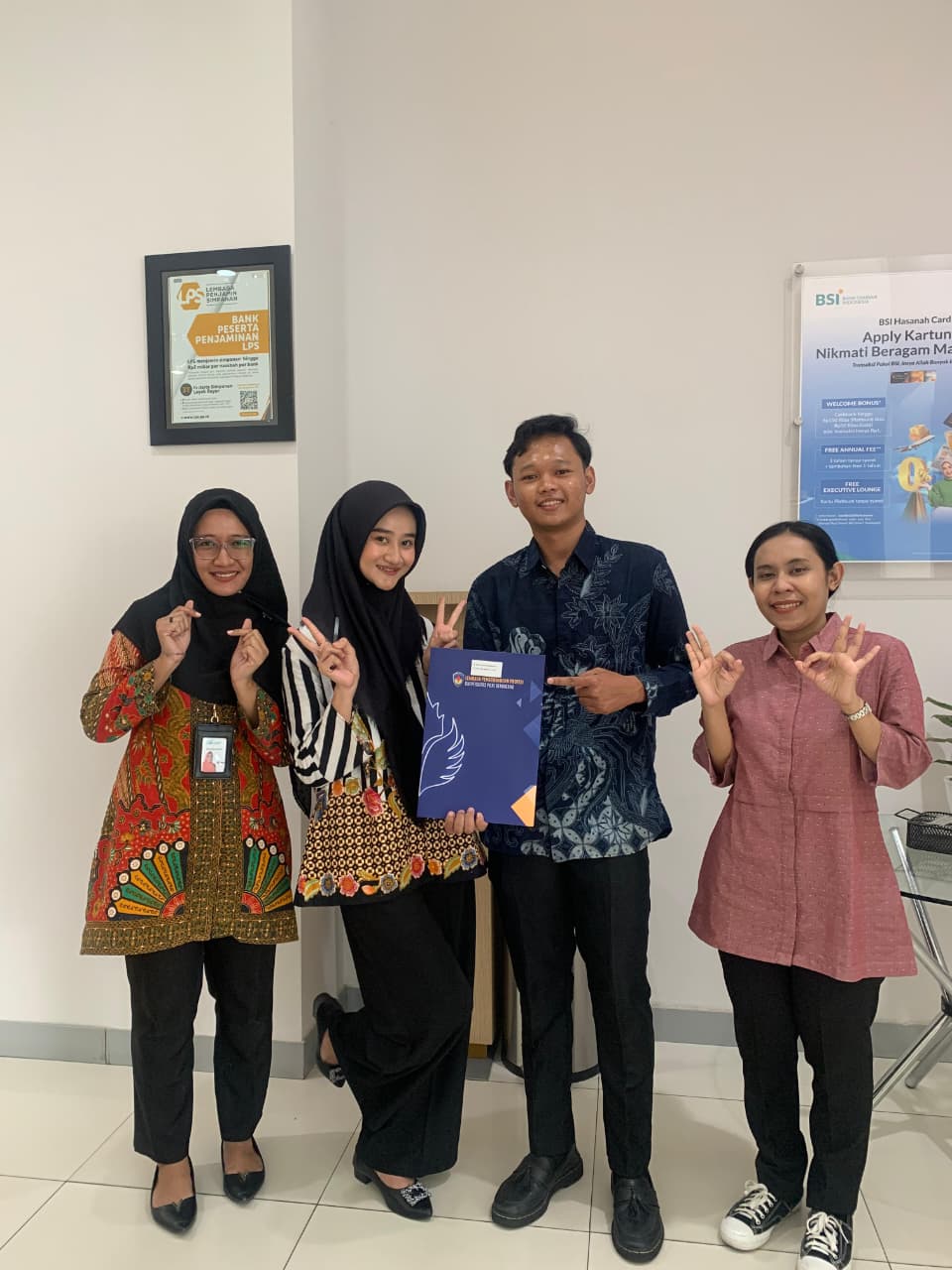 MAHASISWA UNIVERSITAS PGRI SEMARANG (UPGRIS) PEROLEH PENGALAMAN PROFESIONAL DI BANK SYARIAH INDONESIA AREA SEMARANG KOTA 1 WhatsApp Image 2025-10-28 at 13.52.28_01fd9f13