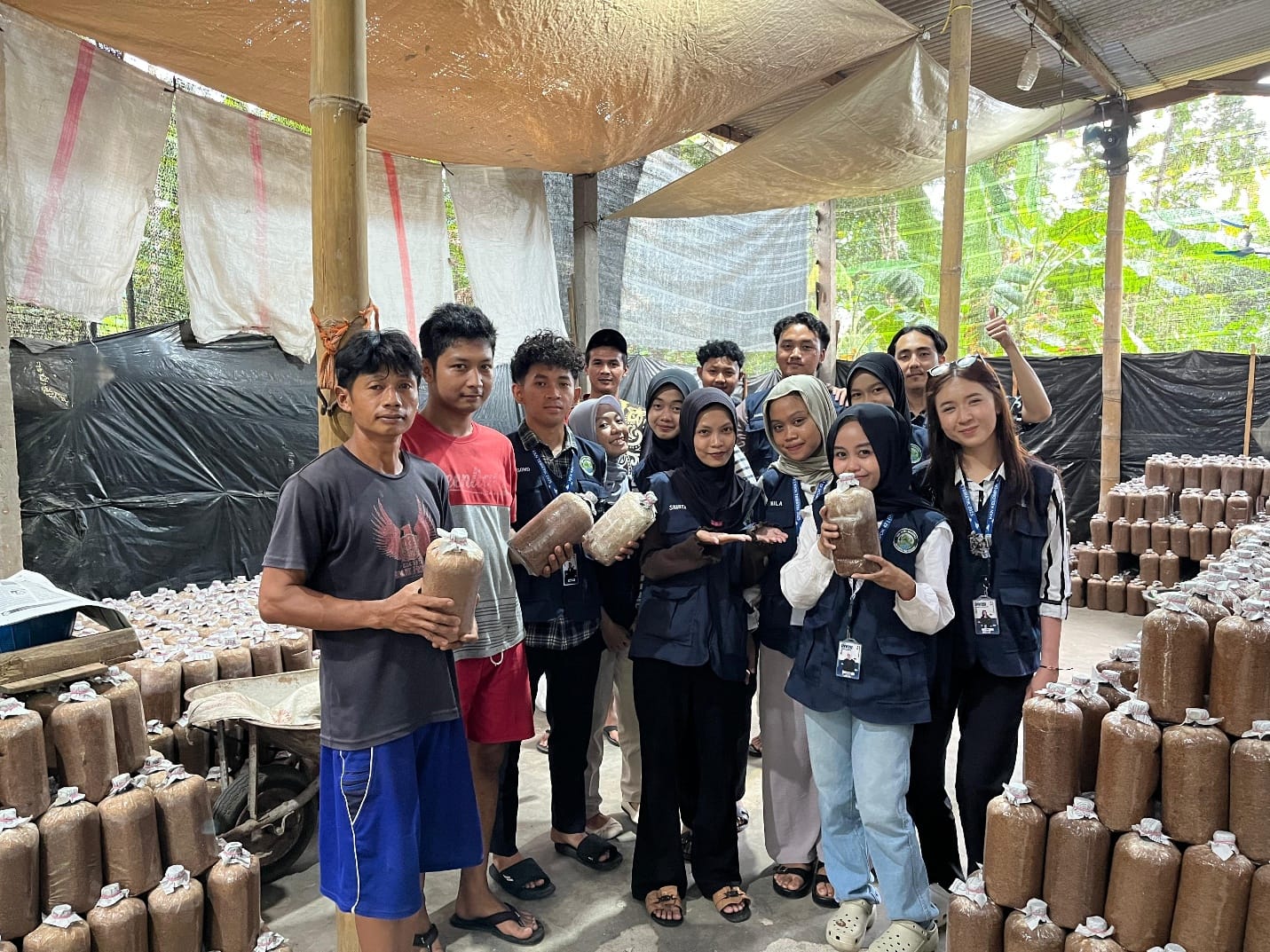 Mahasiswa KKN UPGRIS Lakukan Survey ke UMKM Jamur Tiram dan Telur Asin di Desa Ngajaran 1 Mahasiswa KKN UPGRIS Lakukan Survey ke UMKM Jamur Tiram dan Telur Asin di Desa Ngajaran