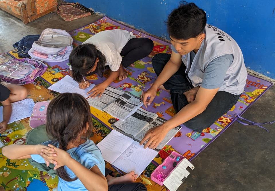 Program Bimbingan Belajar Mahasiswa KKN 10 Universitas PGRI Semarang Resmi Dilaksanakan di Tompo Gunung