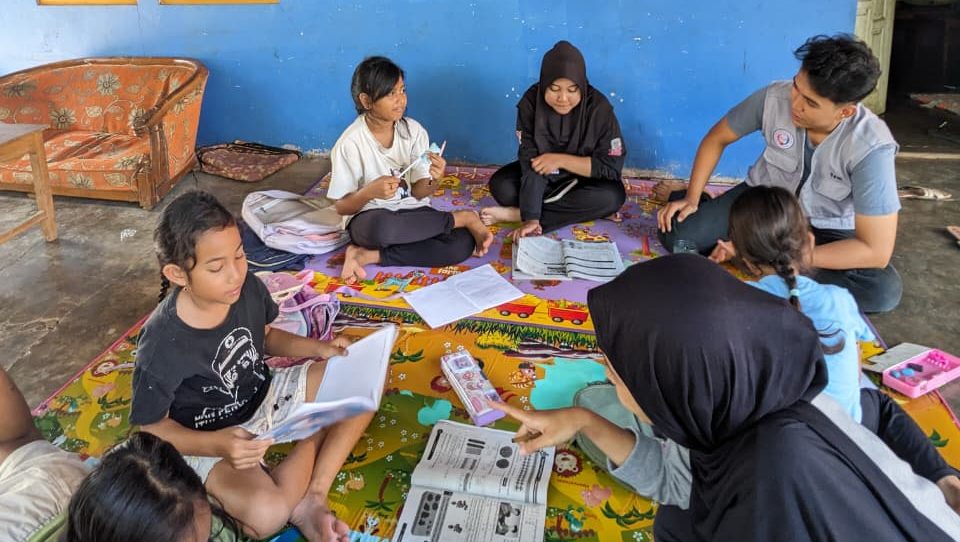 Program Bimbingan Belajar Mahasiswa KKN 10 Universitas PGRI Semarang Resmi Dilaksanakan di Tompo Gunung