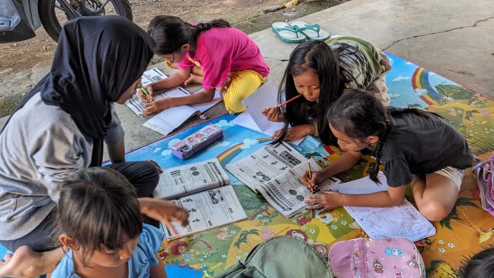 Program Bimbingan Belajar Mahasiswa KKN 10 Universitas PGRI Semarang Resmi Dilaksanakan di Tompo Gunung