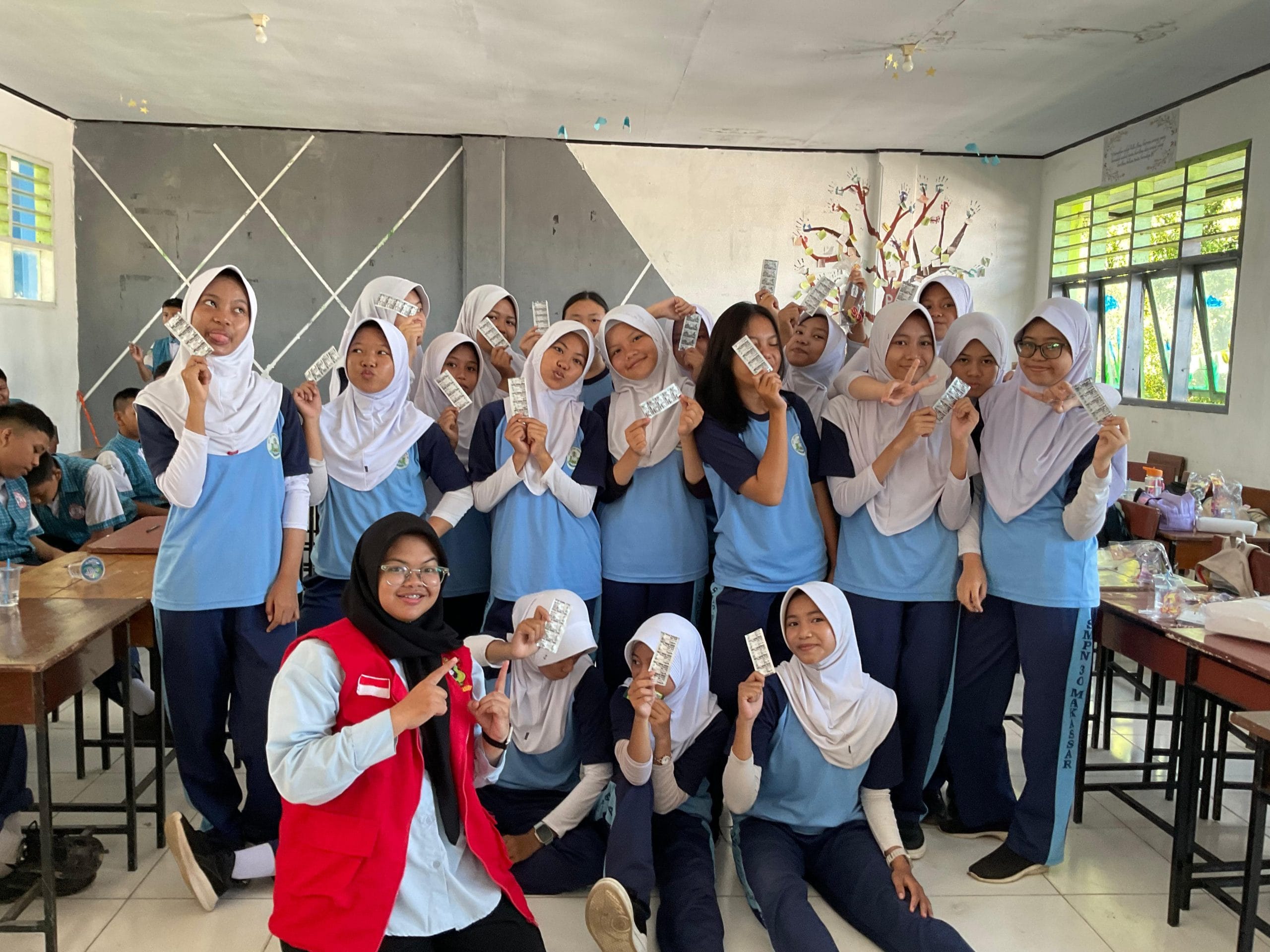 Mahasiswa KKN-Prestasi Universitas Hasanuddin Gelar Aksi Minum TTD untuk G.L.O.W.U.P. (Gerakan Lawan Otak Lemot & Wajah Pucat untuk Putri Hebat!) 1 Mahasiswa KKN-Prestasi Universitas Hasanuddin Gelar Aksi Minum TTD untuk G.L.O.W.U.P. (Gerakan Lawan Otak Lemot & Wajah Pucat untuk Putri Hebat!)