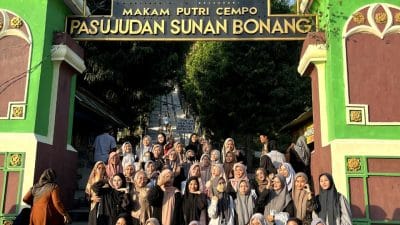 Pendidikan Islam Berbasis Akhlak di Era Digital: Kiprah Pondok Pesantren Al-Hikmah Kajen Pekalongan 17 Pendidikan Islam Berbasis Akhlak di Era Digital: Kiprah Pondok Pesantren Al-Hikmah Kajen Pekalongan