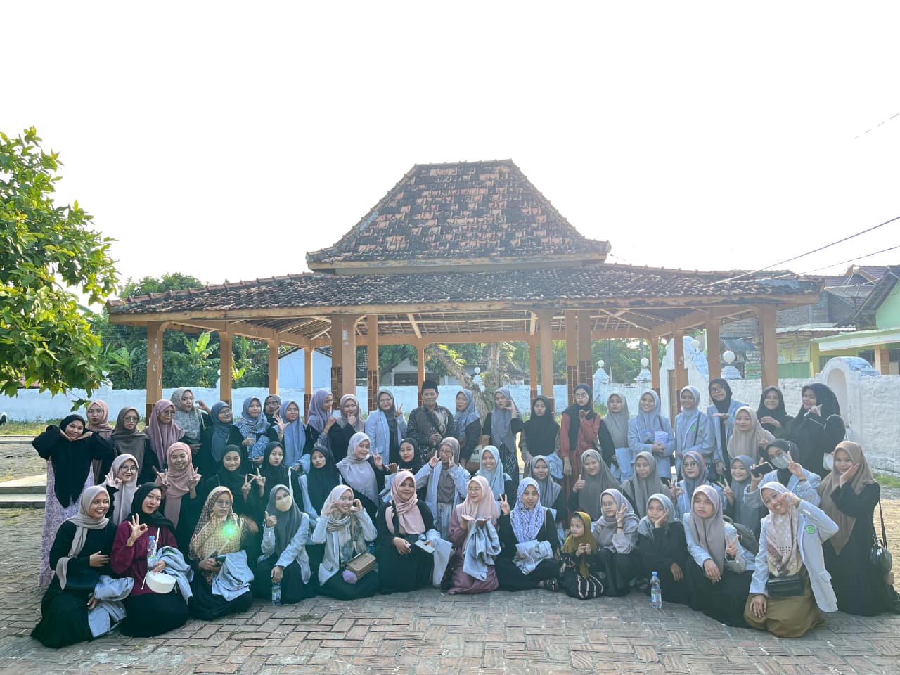 Pendidikan Islam Berbasis Akhlak di Era Digital: Kiprah Pondok Pesantren Al-Hikmah Kajen Pekalongan 2 Pendidikan Islam Berbasis Akhlak di Era Digital: Kiprah Pondok Pesantren Al-Hikmah Kajen Pekalongan