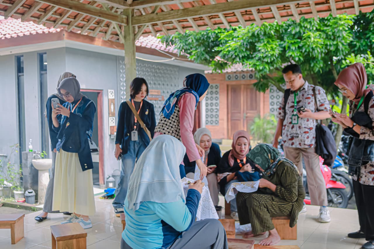 Mahasiswa Universitas PGRI Semarang Dorong Inovasi UMKM Batik Giriloyo Lewat Pelatihan dan Pengembangan SDM 2 Mahasiswa Universitas PGRI Semarang Dorong Inovasi UMKM Batik Giriloyo Lewat Pelatihan dan Pengembangan SDM